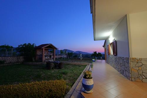 Fotografie z fotogalerie ubytování Green Villa Shendelli v destinaci Vrinë