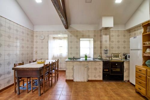 cocina con mesa y sillas en una habitación en Casa de Mila en Creciente Pontevedra, en Crecíente