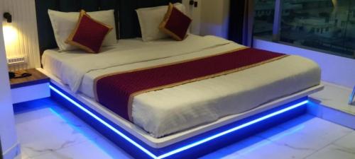Кровать или кровати в номере HOTEL White Palace