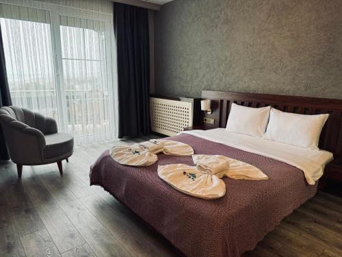 ein Hotelzimmer mit einem Bett mit zwei Paar Unterwäsche darauf in der Unterkunft Istanbul Airport Treekos Suite Hotel in Karaburun