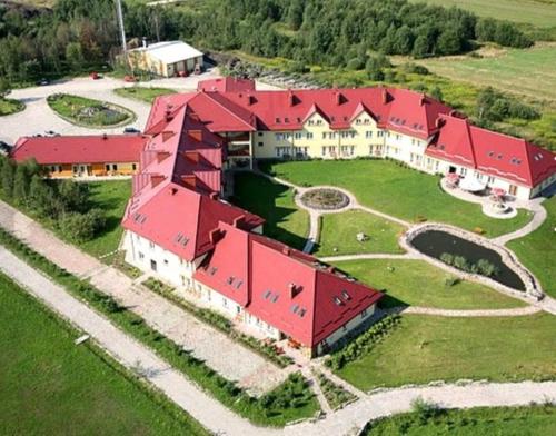 eine Luftansicht eines großen Gebäudes mit roten Dächern in der Unterkunft Obok Lasu in Grebiszew