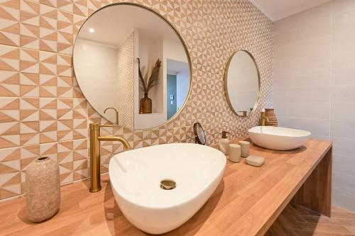 a bathroom with a sink and a mirror at Extraordinaire Villa 5 étoiles 12 personnes 7 min Lille in Marcq-en-Baroeul