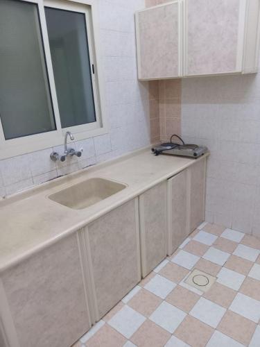 un bancone del bagno con lavandino e specchio di شقق المجد للشقق المخدومة a Al Khobar