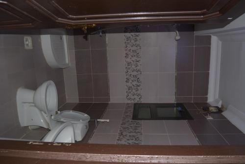 ein Badezimmer mit einem WC und einer Badewanne in der Unterkunft الراقية للوحدات السكنية المفروشة in Medina