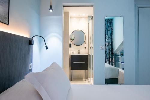 1 dormitorio con cama, lavabo y espejo en Best Western Alba, en Niza