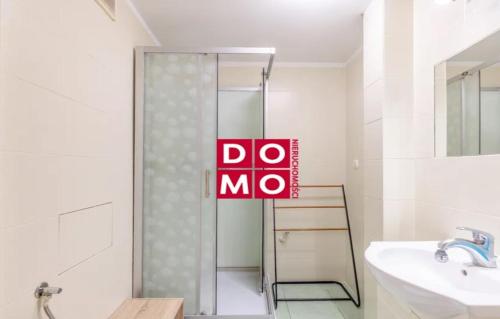 a bathroom with a do not sign on a shower door at Apartament 1 pokój prywatny z prywatną łazienką Gdańsk 1000 m do plaży 2,5 km do Sopotu in Gdańsk