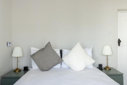 Postel nebo postele na pokoji v ubytování GuestReady - Modernised cottage in Monkstown
