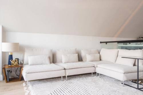 Posezení v ubytování GuestReady - Modernised cottage in Monkstown