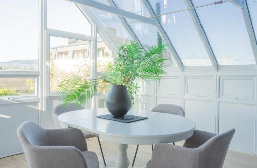 Posezení v ubytování GuestReady - Modernised cottage in Monkstown