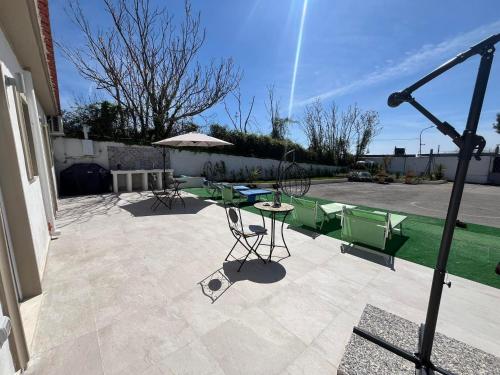 eine Terrasse mit einem Tisch, Stühlen und einem Sonnenschirm in der Unterkunft Vesuvio 65 in Ercolano