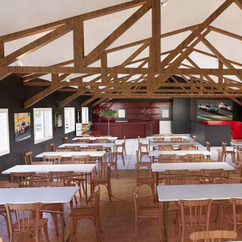 une grande chambre avec des tables et des chaises dans un bâtiment dans l'établissement GITE LES BEAUX CHENES, à Trangé