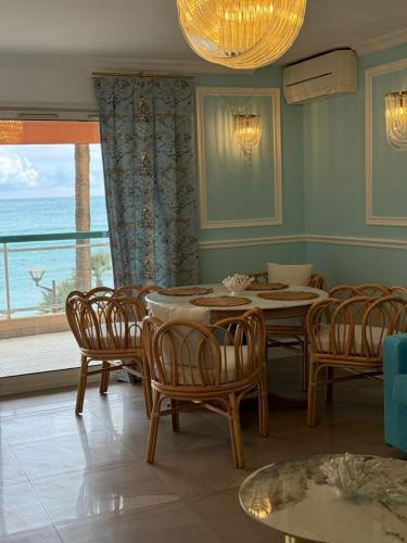 une salle à manger avec une table et des chaises et une fenêtre dans l'établissement Annabel's Suite Apartament, à Roquebrune-Cap-Martin
