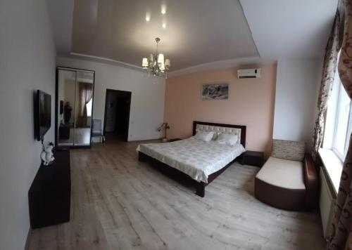 una camera con letto e lampadario a braccio di Apartament na Panteylemonovskaya a Odessa