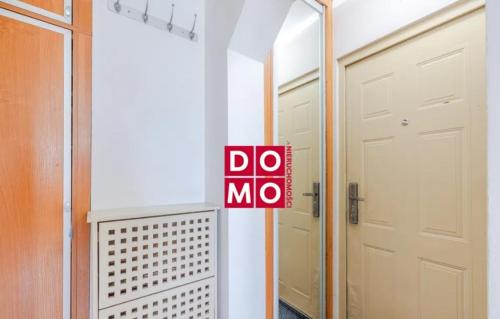 czerwony znak ostrzegawczy przed drzwiami w obiekcie Apartament 1 pokój prywatny z prywatną łazienką Gdańsk 1000 m do plaży 2,5 km do Sopotu w Gdańsku