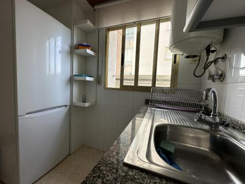 Η κουζίνα ή μικρή κουζίνα στο JARDÍN VIII con wifi AC y piscina