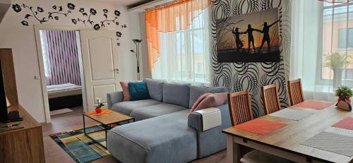 een woonkamer met een bank en een tafel bij Saunaga korter Tapa kesklinnas! in Taps