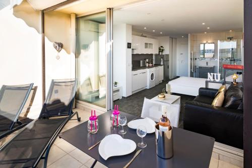 un salon avec un canapé et une table dans l'établissement Studio Village Naturiste Héliopolis Exultation, au Cap d'Agde