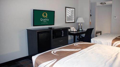Tempat tidur dalam kamar di Quality Inn Roseville-Detroit North