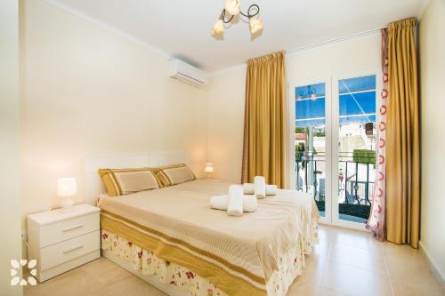 カルプにあるVilla Rica by Abahana Villasのベッドルーム1室(ベッド1台、大きな窓付)