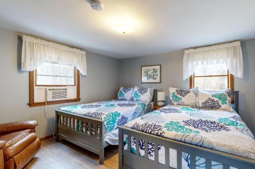 - une chambre avec 2 lits, un canapé et des fenêtres dans l'établissement Sea Rose, à York Beach