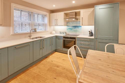 Kuchyň nebo kuchyňský kout v ubytování Columbo Cottage