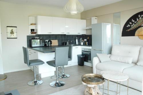 une cuisine et un salon avec un canapé et une table dans l'établissement A spot of quietness at 200 m from Salis beach, à Antibes