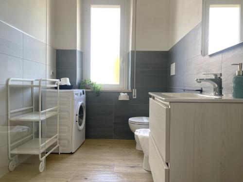 y baño con lavadora y lavamanos. en Beach House - fronte mare - Narramondo Villas, en Giulianova