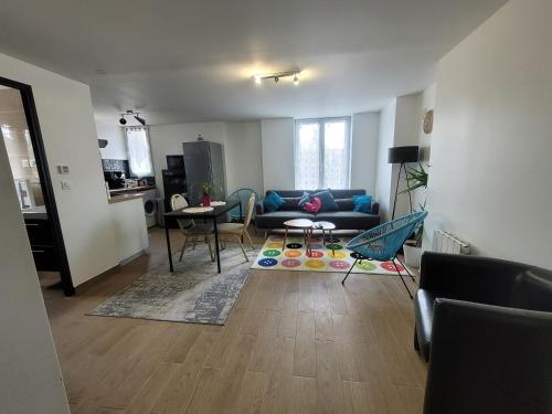 un salon avec un canapé et une table dans l'établissement Appartement privé à 15mn de Paris et proche Enghien les bains, à Groslay