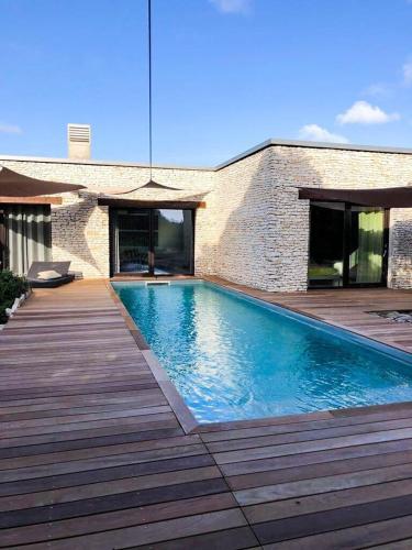 une piscine devant un immeuble dans l'établissement Villa Bohème-chic, à Bonifacio