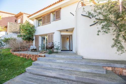 una casa con scale che portano alla porta d'ingresso di Villa a Luna Ruscana a Sainte-Lucie de Porto-Vecchio