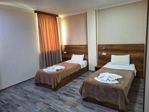 Habitación de hotel con 2 camas y toallas. en Hotel Georgian Memory en Kutaisi