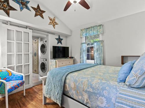 1 dormitorio con 1 cama y TV en Craftsmith Cottage, en Savannah