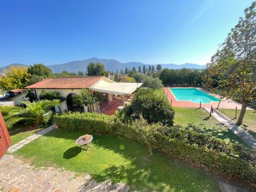 - une vue aérienne sur une maison avec une piscine dans l'établissement Airone Pisa Park Hotel, à Pise