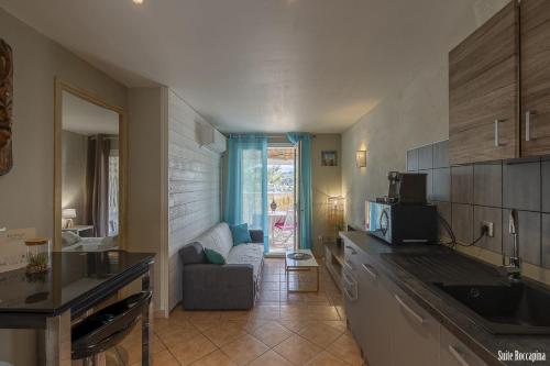 une cuisine et un salon avec un canapé et une table dans l'établissement Résidence CasaBianca Porticcio - Roccapina, à Porticcio