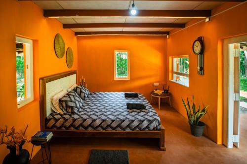 Katil atau katil-katil dalam bilik di Chimney House by Serendia