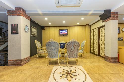 a dining room with a table and chairs at Bursa Grand Family HOTEL in Bursa