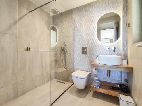 La salle de bains est pourvue d'une douche, de toilettes et d'un lavabo. dans l'établissement Hotel Dafni, à Megali Ammos