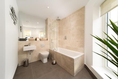een badkamer met een bad, een toilet en een wastafel bij Tors Park in Lynmouth
