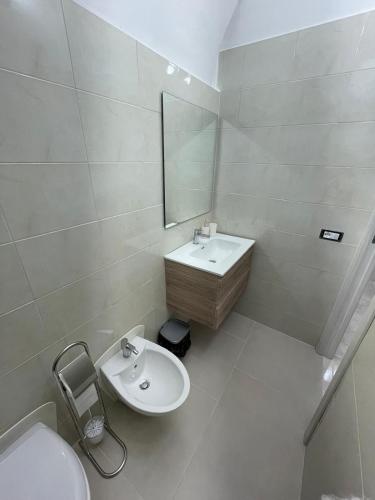 La salle de bains blanche est pourvue d'un lavabo et de toilettes. dans l'établissement Herdonia Home, à Ordona