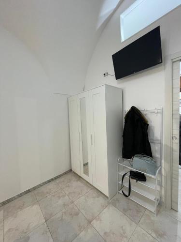 a white room with a tv on the wall at Herdonia Home in Ordona