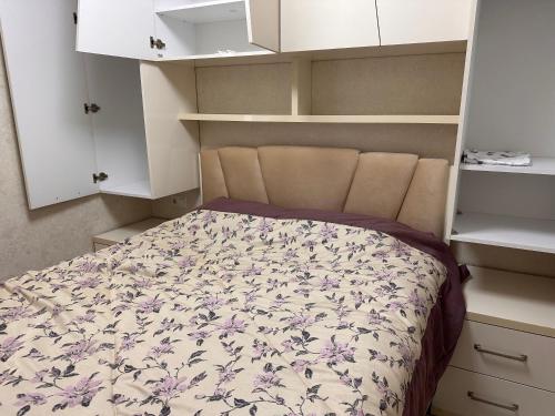 Tempat tidur dalam kamar di batumi apartament