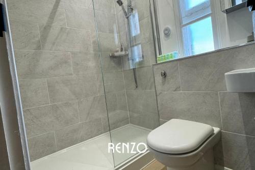 Баня в Incredible 2-Bed Apartment in Newark on-Trent by Renzo, Free Parking and Wi-Fi!