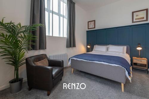 una camera con letto, sedia e pianta di Immaculate 2-Bed Apartment in Newark on-Trent by Renzo, Free Parking and Wi-Fi! a Newark upon Trent