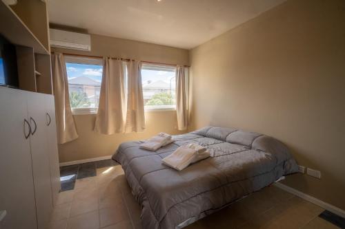 拉斯古塔斯的住宿－Apart del Golfo，一间卧室配有一张床,上面有两条毛巾