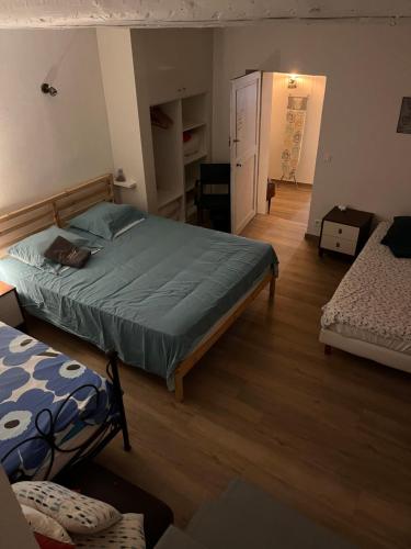 ein Schlafzimmer mit einem großen Bett in einem Zimmer in der Unterkunft Kamer met kitchenette in Bédoin