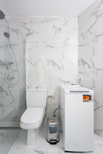 a white bathroom with a toilet and a shower at Estudio Alma in San Miguel de Abona