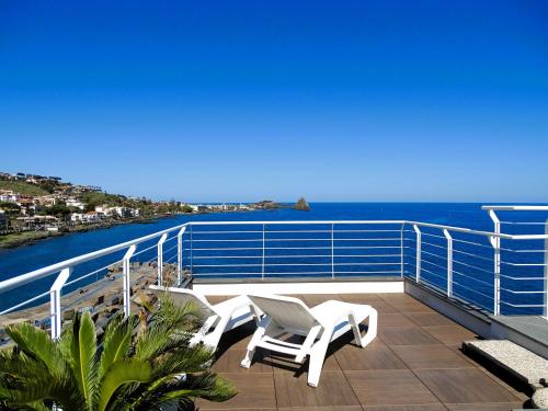 un balcón con 2 sillas y el océano en The sea you can feel en Aci Castello