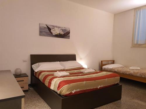 ラパッロにあるCairoli Homeの小さなベッドルーム(ベッド1台、デスク付)