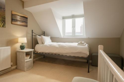 Dormitorio pequeño con cama y ventana en Well decorated & traditional cottage on Wales England border - sleeps 7 en Rossett