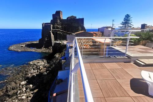 balcón con vistas al océano en The sea you can feel en Aci Castello